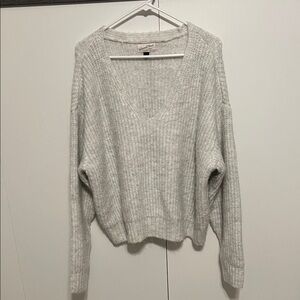 Universal Thread Women's Light Gray V-Neck Sweater